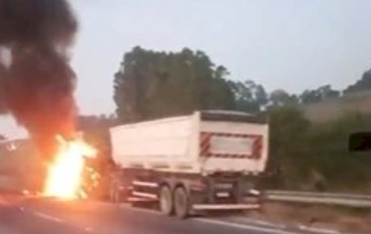 Carreta com carga de soja tomba, pega fogo e interdita BR-381, em Minas