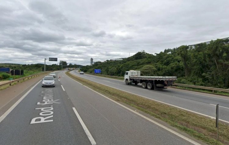 Carreta carregada de leite tomba e causa congestionamento na BR-381, em MG