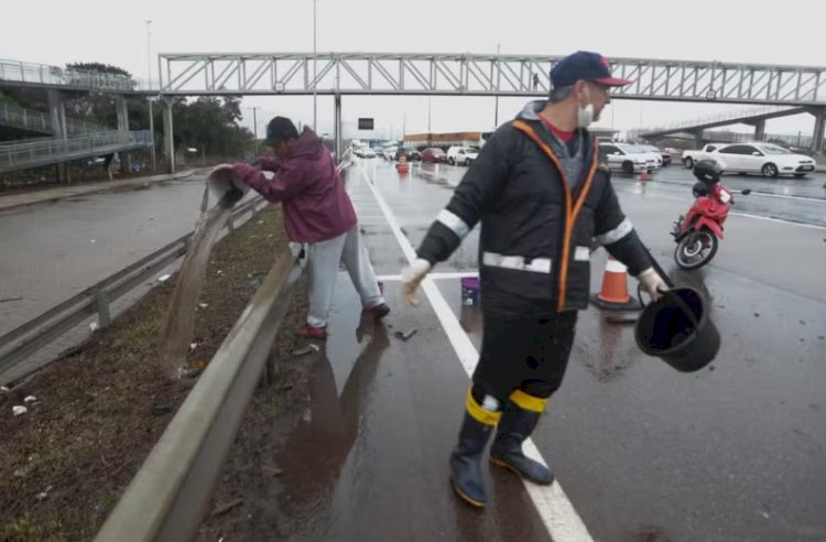 Bomba de água é instalada em área alagada de Porto Alegre após protesto; no Sul do estado, canal atinge nível recorde