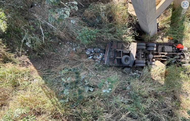 Motorista morre esmagado após caminhão cair de ponte em rodovia de MG