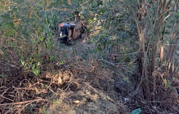 Mulher perde controle em morro e carro vai parar em grota de 6 metros em Minas