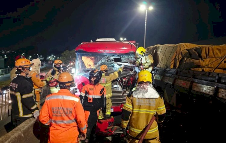 Caminhões batem no Anel Rodoviário e motorista acaba preso às ferragens