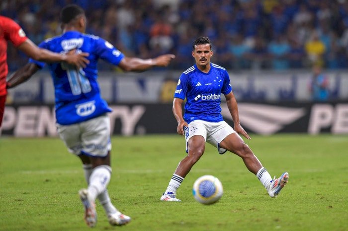 Kaiki se destaca em nova oportunidade pelo Cruzeiro e fala sobre disputa com Marlon