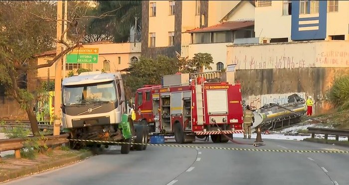 Moradores são retirados de casas após tanque de combustível tombar na Via Expressa