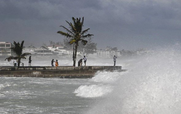 Furacão Beryl, de categoria 5, avança pelo Caribe com ventos de até 270 km/h