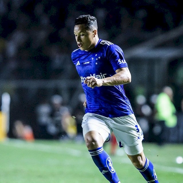 Marlon vira dúvida no Cruzeiro para duelo contra o Grêmio, quarta-feira (7), em Caxias do Sul