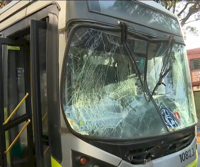 Acidente entre dois ônibus deixa quatro pessoas feridas em BH