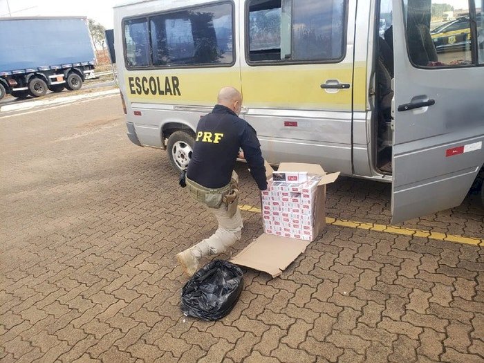 Motorista é preso com 30 mil maços de cigarro em van escolar em MG