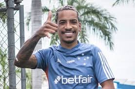 Horas após estreia pelo Brasil, Matheus Pereira se reapresenta ao Cruzeiro