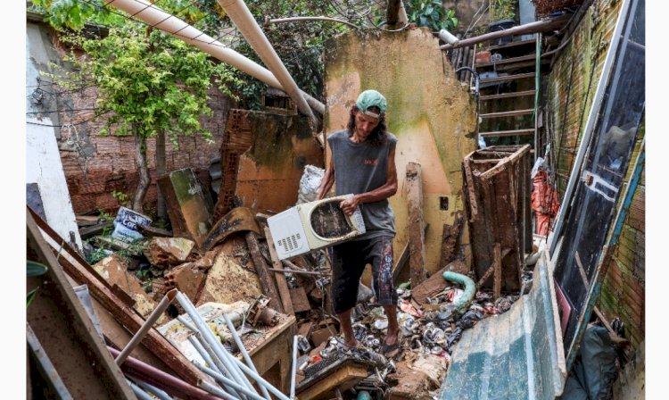 TEMPORAL Cenário de guerra: inundação derruba muros e arrasta parede para dentro de córrego em Santa Luzia