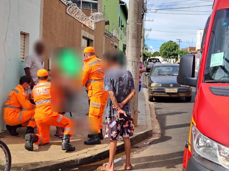Cachorro abandonado ataca idoso que entrava em bar de Uberaba