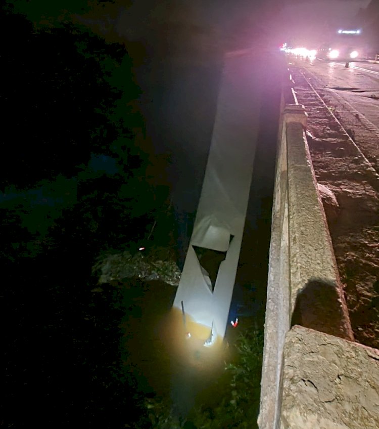Motorista morre após cair com caminhão carregado de cerveja no rio Lambari, em Nova Serrana