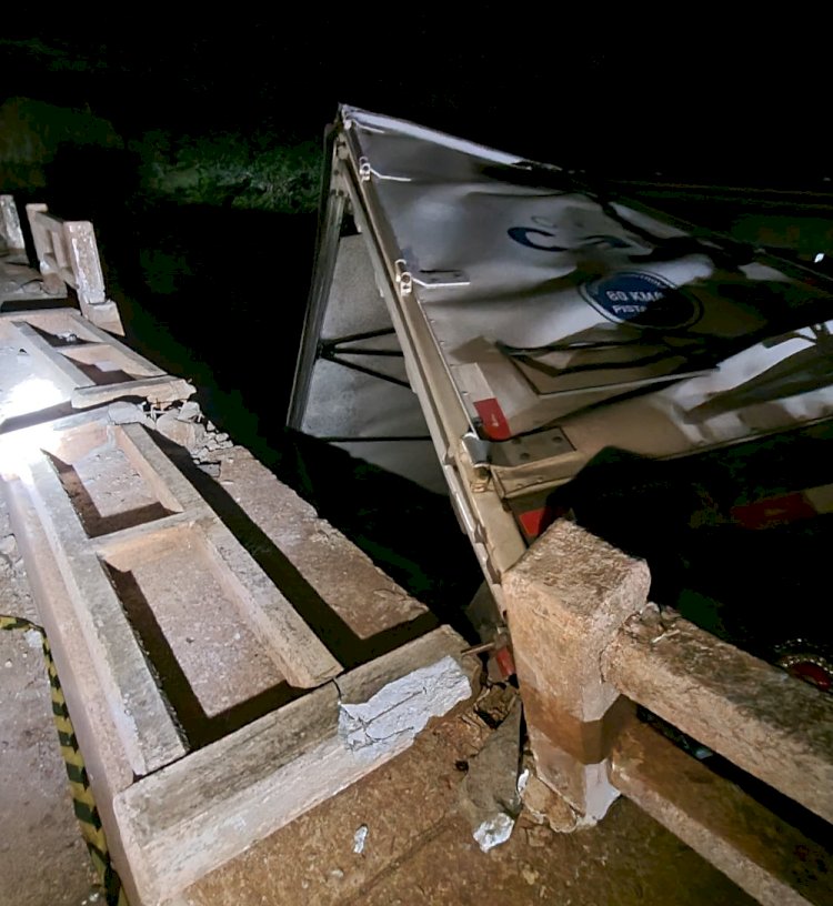 Motorista morre após cair com caminhão carregado de cerveja no rio Lambari, em Nova Serrana