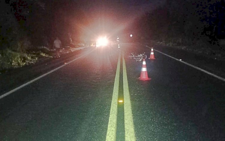 Pedestre morre atropelado ao atravessar a BR-459, no Sul de MG; motociclista fica em estado grave