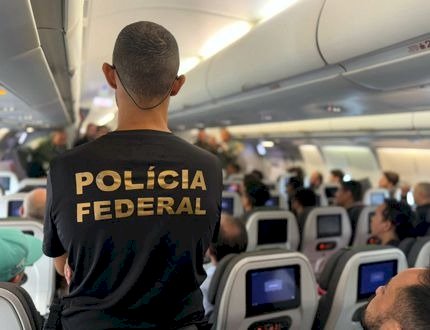 PF prende em Confins dois foragidos da Justiça deportados dos Estados Unidos
