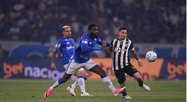 Novamente, Cruzeiro deixa vantagem escapar em um jogo decisivo e aumenta desafio por classificação