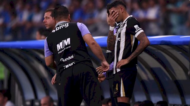 Atlético atualiza estado de saúde de Ruan Tressoldi após choque com Kaio Jorge