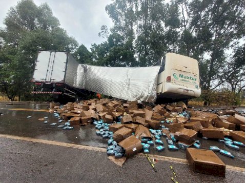 URGENTE: Duas pessoas morrem em grave acidente entre ônibus e caminhão na BR-040, em Três Marias