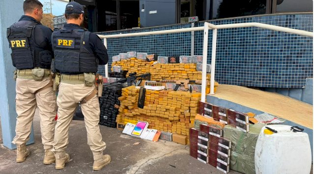 Maconha, cocaína, fuzil e cinco motos roubadas: veja o que PRF apreendeu em caminhão em MG