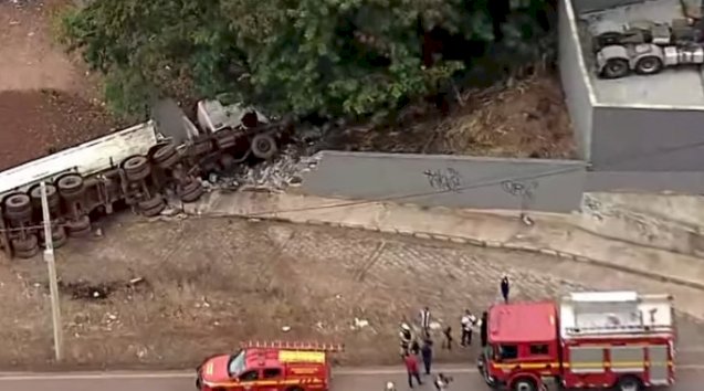 Carreta desgovernada fecha Anel Rodoviário na descida do Betânia pela 2ª vez em 2026