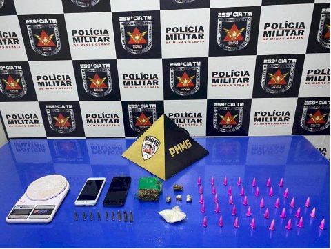 Denúncia leva PM a jovem suspeito de tráfico e revela drogas e munições escondidas em matagal em Pirapora