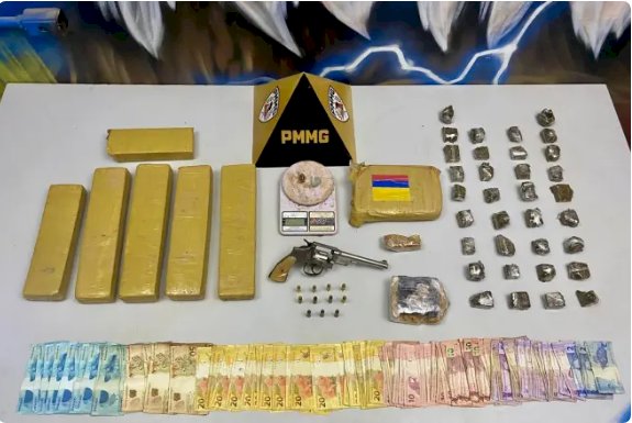 Homem é preso com drogas, arma, munições e dinheiro em Santana do Paraíso