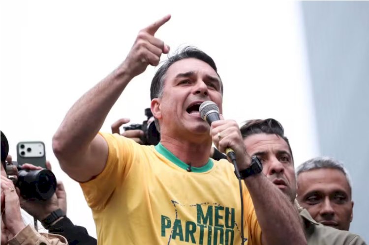 Flávio Bolsonaro é investigado em inquérito sobre financiamento do filme 'Dark Horse' com aval de Mendonça