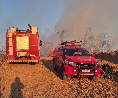 Bombeiros combatem incêndio por cinco horas após fogo atingir 30 hectares em Montes Claros