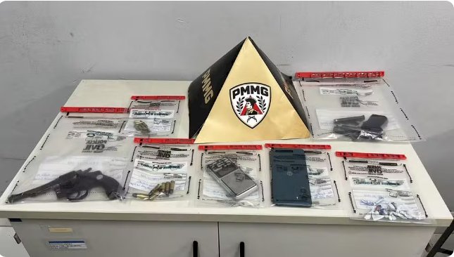 Pistola dispara durante abordagem e PM encontra duas armas e drogas em casa em Governador Valadares