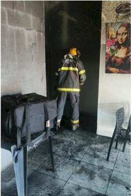 Fogo atinge estabelecimento e destrói equipamentos de refrigeração, em Janaúba