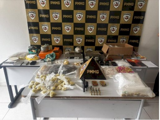 Polícia apreende quase 900 pinos de cocaína, barras de drogas, armas e munições durante operação em Itacarambi